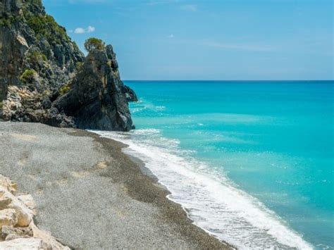 donne nudissimi|Le spiagge per nudisti più belle